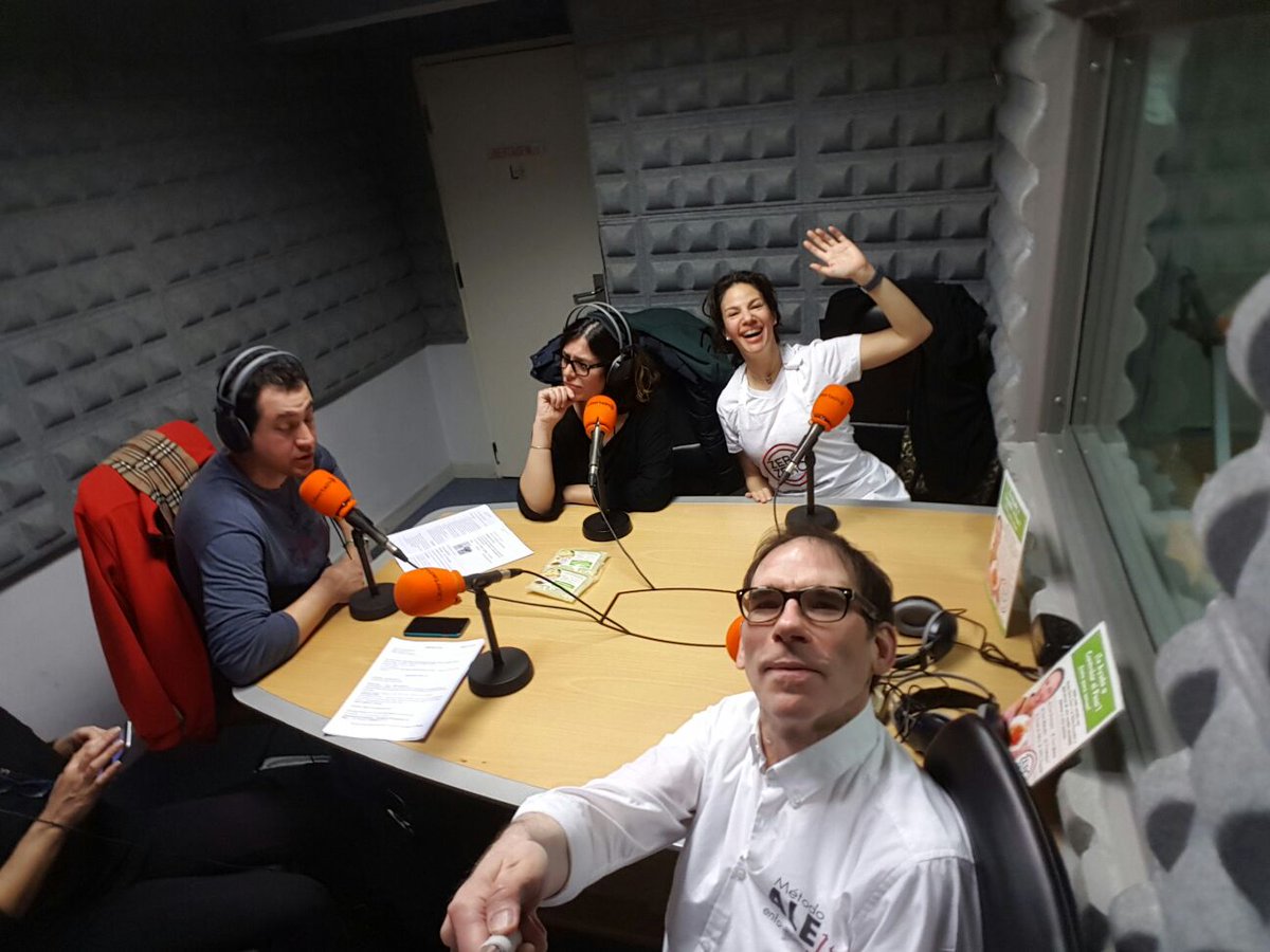 amosdecasa's tweet photo. nos ponemos @enformaconale #ale y #michu #alefit nos traen la fabulosa #pasta @ZeroZeroFood en #amosdecasaradio #pedrocaballero https://t.co/FBhco3lT92