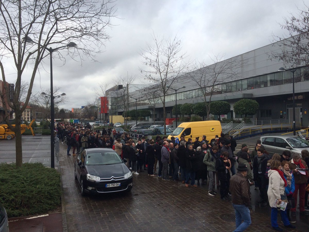 On est 1h avant #JLMHologramme et on voit déja plus le bout de la file #turfu <a href="/JLMelenchon/">Jean-Luc Mélenchon</a>