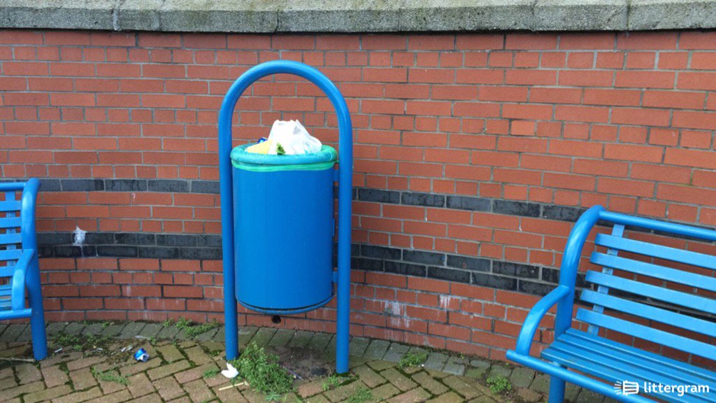 despatcher1000's tweet photo. Nobody seems tone emptying these bins #OverflowingBin https://t.co/G5KRRn5OzQ @stocktoncouncil @littergram https://t.co/HHulxXmEZG