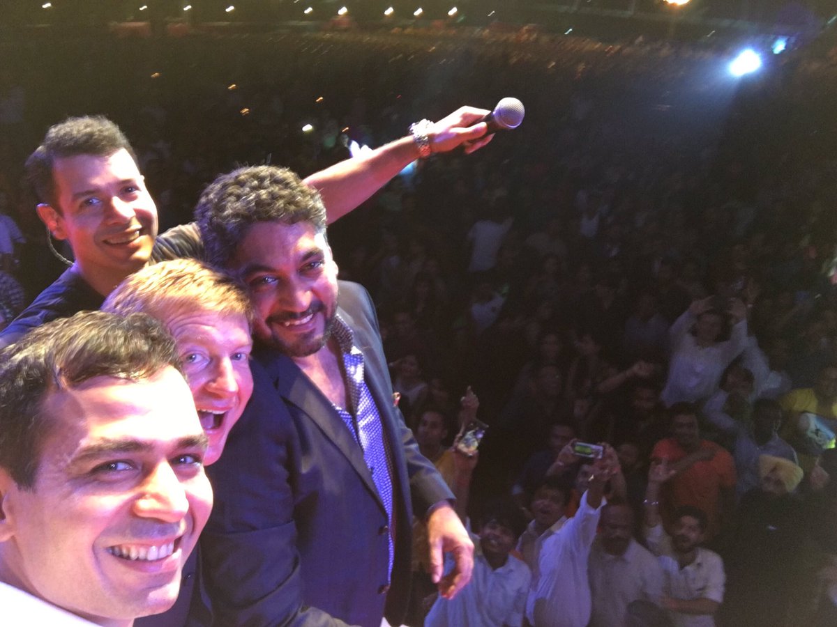 thevyasbrothers's tweet photo. Thank you @BMCSoftware @tarun_d_sharma for this amazing concert #BMC ANNUALS DAY 2017
#BMC_SOFTWARE
#Carnival_2017
#PMDS #hysteria https://t.co/rPEBcjZPay