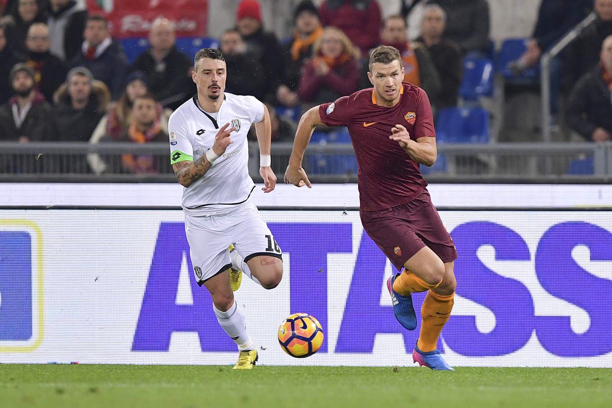 JasminLigata's tweet photo. @EdDzeko je jos jednom igrac mjeseca u Romi 💪🏻⚽🤔 sjaji, sjaji Dijamantu ❤️ cestitam!
#ASRoma #dijamant #EdinDzeko https://t.co/rM4VvK6cwn