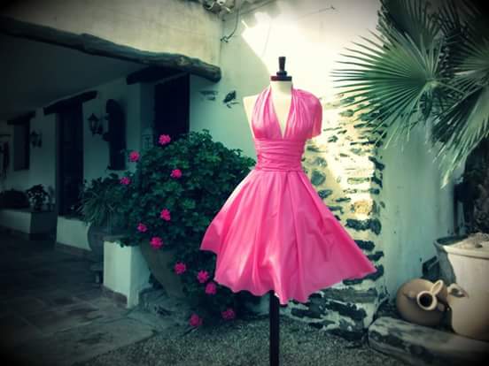 Vestido semiconfeccionado en raso preparado para su terminación en las medidas de la persona que lo elija.