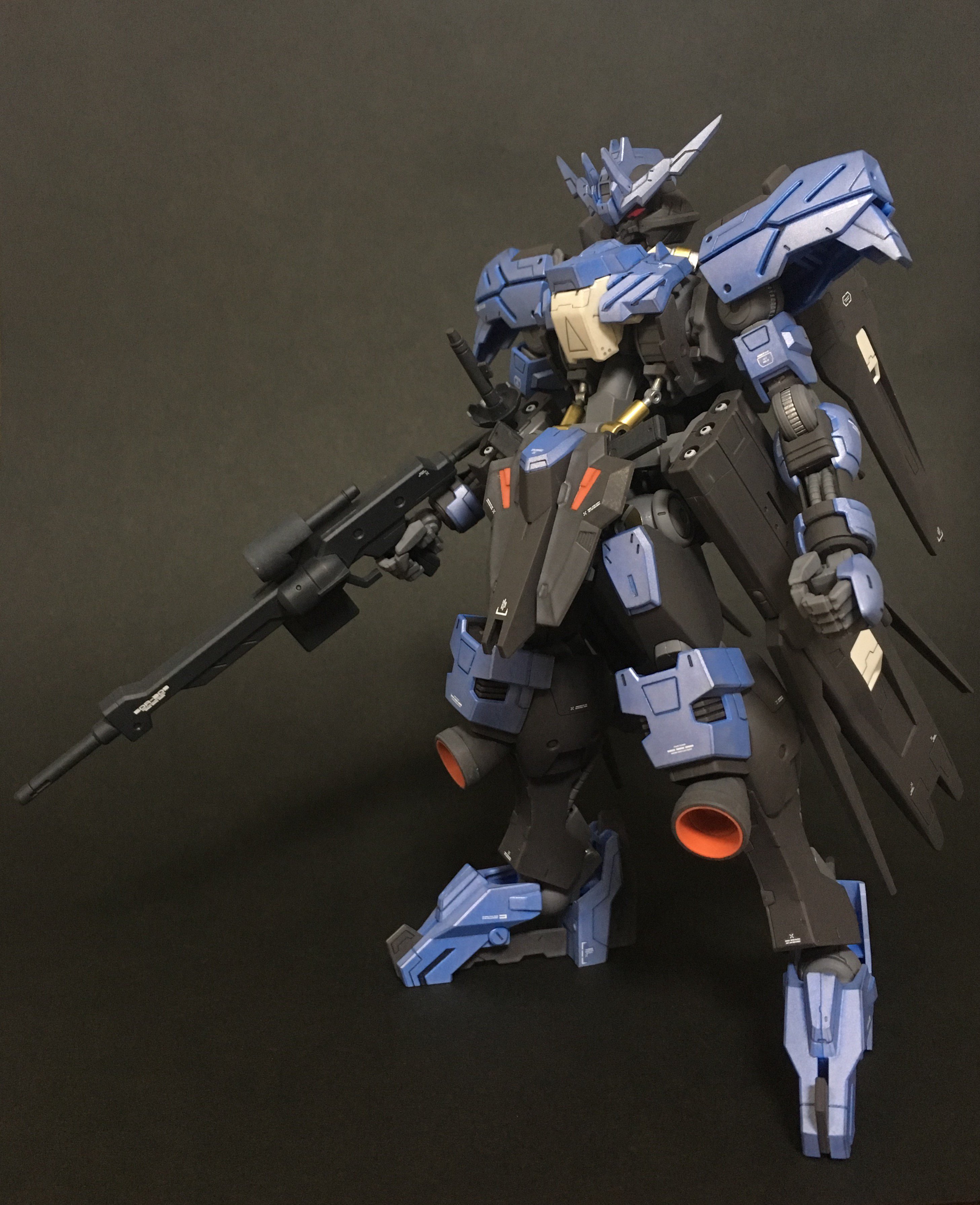 かも Pa Twitter 1 100フルメカニクス ガンダムヴィダール 青パーツをそれっぽい色に 武器を黒く その他こまごまと塗装 ヴィダールはとにかく背中がカッコいいと思うワケですよ 2枚目 2枚目 バックパックとバインダー ゴテゴテ T Co Hmt5htcira