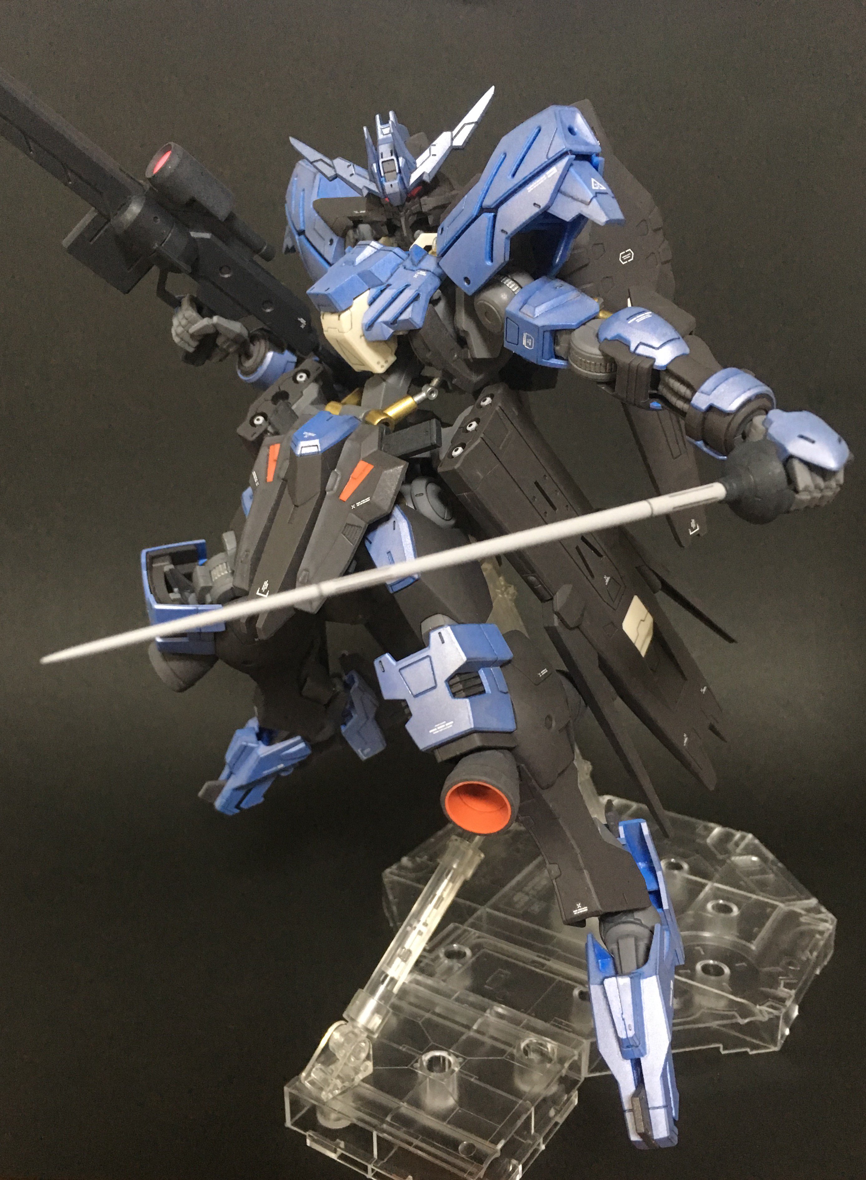 かも Pa Twitter 1 100フルメカニクス ガンダムヴィダール 青パーツをそれっぽい色に 武器を黒く その他こまごまと塗装 ヴィダールはとにかく背中がカッコいいと思うワケですよ 2枚目 2枚目 バックパックとバインダー ゴテゴテ T Co Hmt5htcira