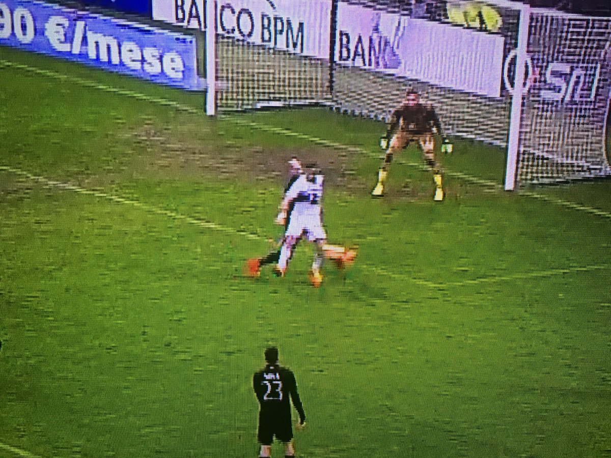 TriesteBlucerch's tweet photo. Ovviamente non fate nemmeno un replay di questo Rigore solare per la samp, vero? #SkySport #MilanSampdoria #indegni https://t.co/Ahpe47YYzA