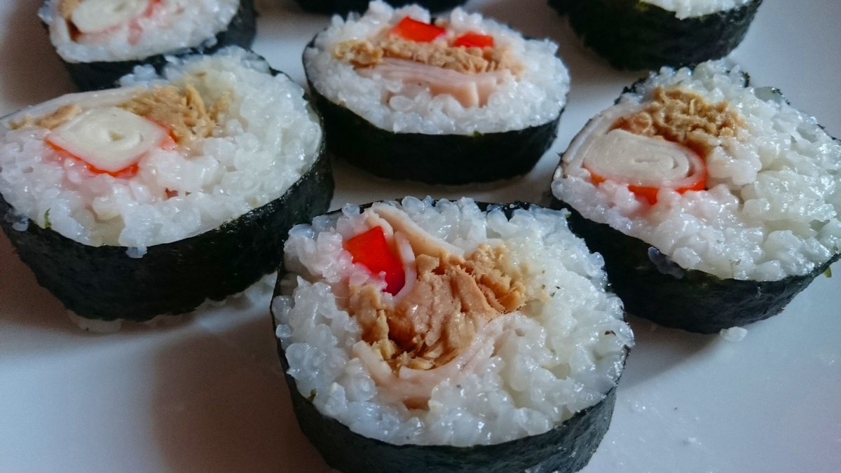 My_TweetSpace's tweet photo. Por fín!!!! 😆😆😆
#MyFirstSushi #NotTheLastOne #SoProud https://t.co/CgIkOFdKhz