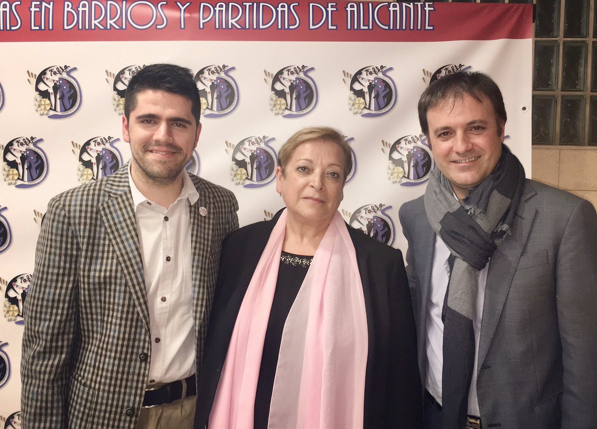 cuco_vidal's tweet photo. Ayer en la VII Gala FAFBA junto con Sofía Morales y Natxo Bellido, miembros de la corporación municipal de #Alicante #festaitradicio https://t.co/hLycK5K3v4