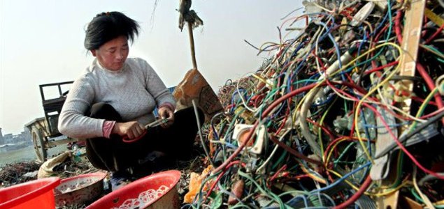 Hodzo_'s tweet photo. Affordable devices lead to doubling of #eWaste in China Since 2010 https://t.co/I75wzWeL1Z #pollution #environment #waste https://t.co/fEhvF1sepX