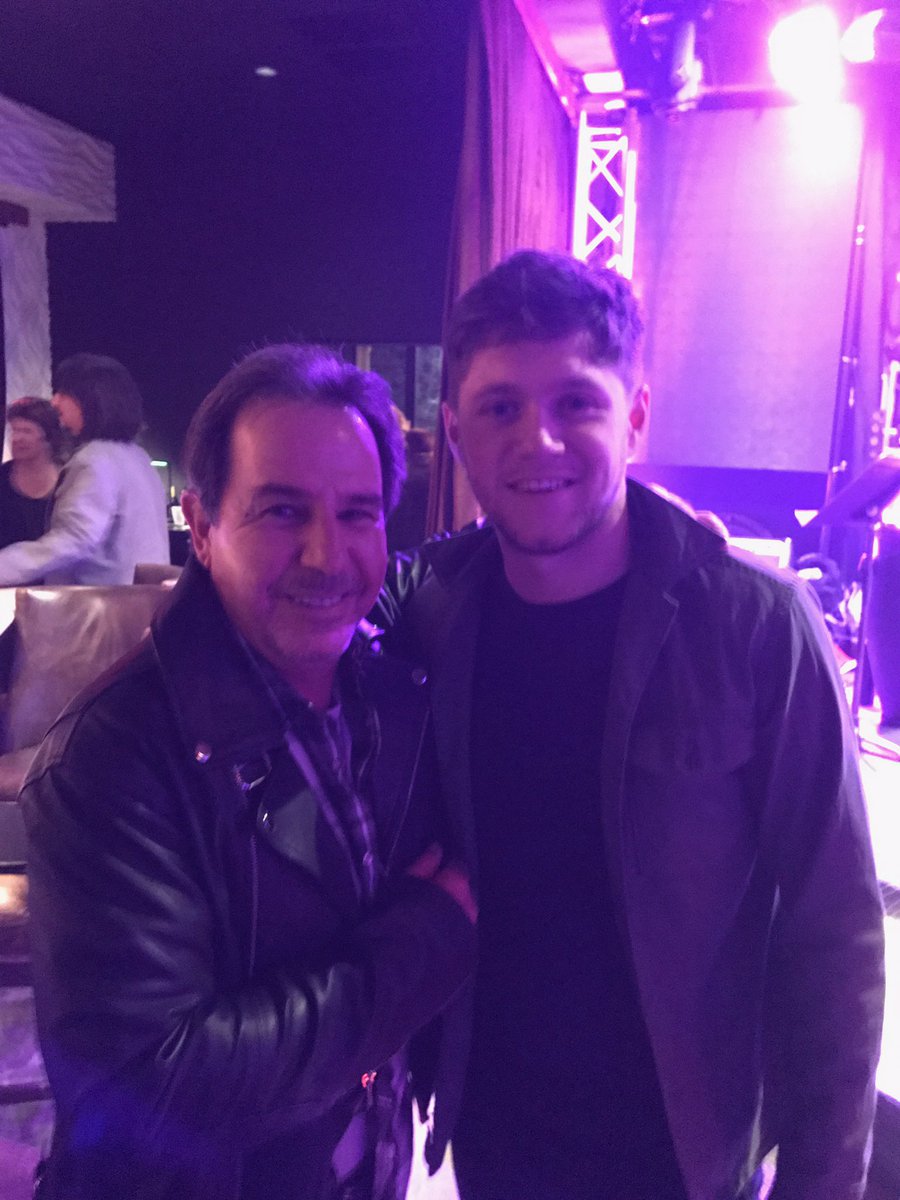 worldsworst1dua's tweet photo. #CONFIRMED @NiallOfficial saw #RobbieDupree (Steal Away/Hot Rod 💕) w/@julianbulian at @BogiesBR Thurs. J.'s dad, Peter, played 🥁. #YachtRock https://t.co/HG4404ZnaP