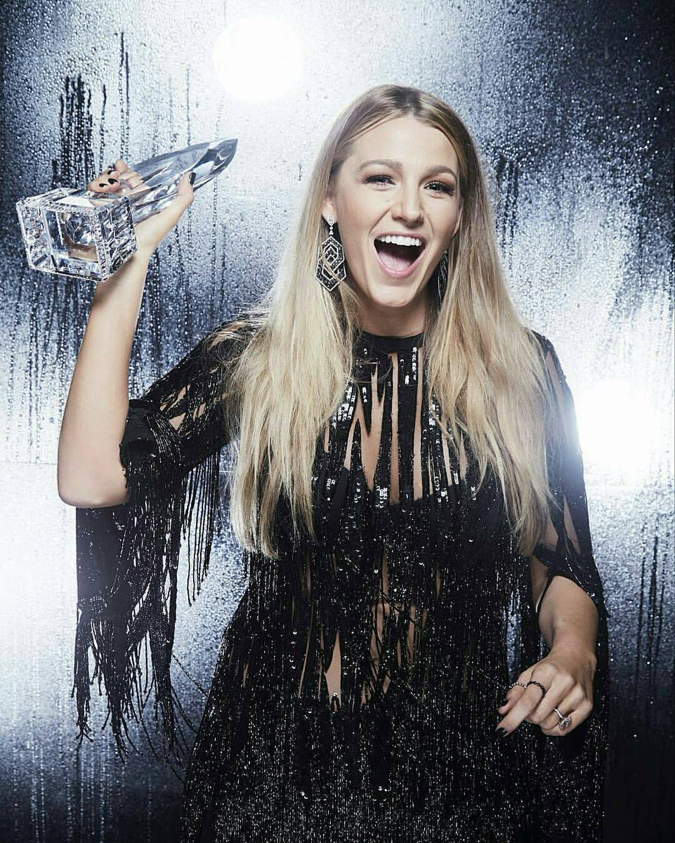 blakefansite's tweet photo. New PCA Portraits outtake https://t.co/Jow9SsNG3f #BlakeLively https://t.co/DyfuWdKlof