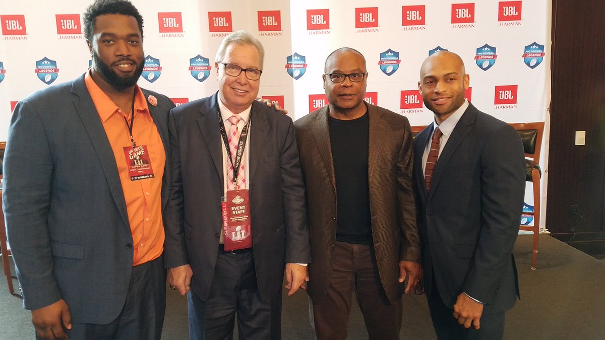 NFLAlumni's tweet photo. Great food, great fun, great people.... just waiting for a GREAT GAME! #GameDayBrunch #AskNFL https://t.co/luzZilArQO