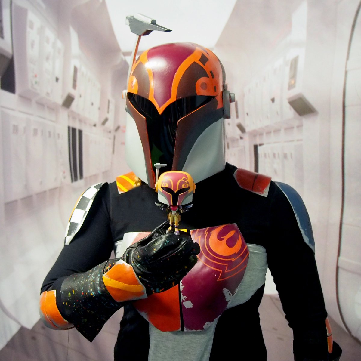 saint_san's tweet photo. Me and my mini-me. #StarWars #StarWarsRebels #SabineWren #Season2 #FunkoPop #cosplay #StarWarsCosplay #PragoFFest #PragoFFest2017 #TantiveIV https://t.co/r1Rky5L98A