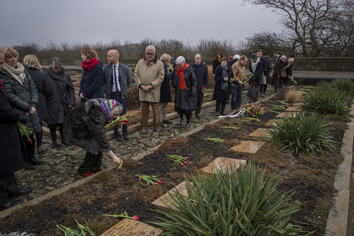 Op Eerebegraafplaats Bloemendaal zijn Paroolmedewerkers herdacht die tijdens de Tweede Wereldoorlog zijn vermoord. parool.nl/amsterdam/ter-…