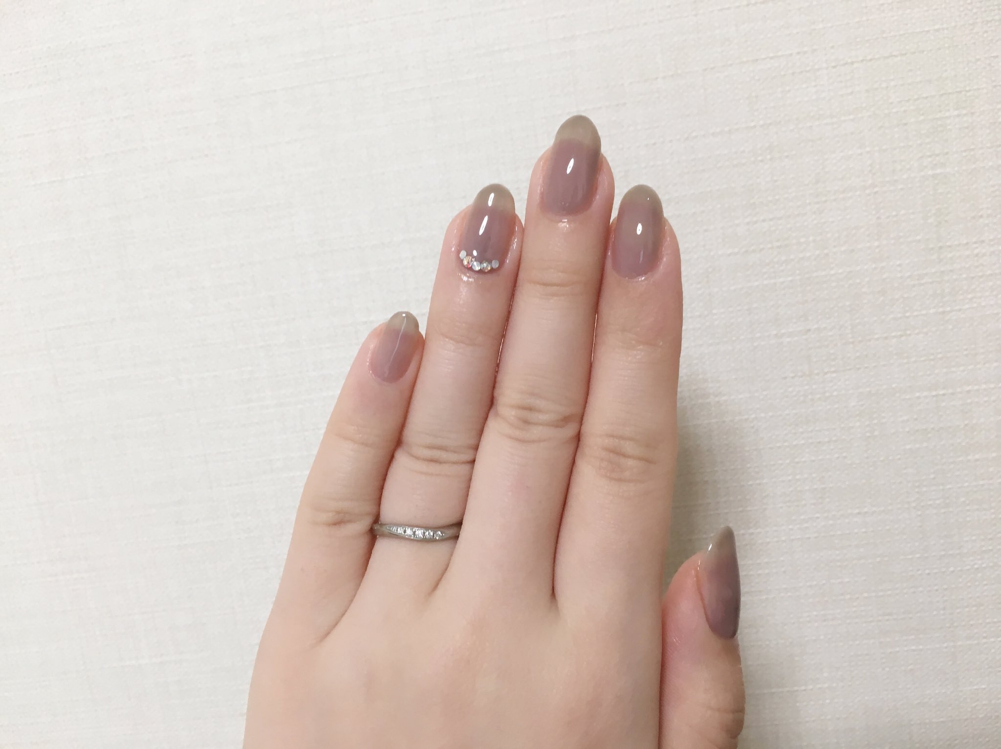 Twitter 上的 Usagi Salon ネイル変えました この色 ミスミラージュのミルフィーユグレー なんだけど なにこのシアーで透明感があって柔らかい色味 初めて理想のグレーに出会えた これだけシアーで馴染むから オフィスネイルにもよさそう ネイルデザイン