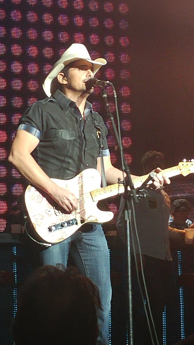 stephywefy19's tweet photo. Saw Brad Paisley Live 🎤❤ #lifeamplified #LifeAmplifiedWorldTour #bradpaisley #concert #amazing #kingstonontario #rogerskrockcentre #love https://t.co/ObFxIp8vRo