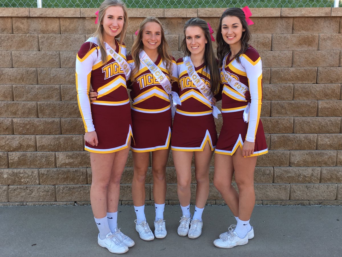 HarrisburgCheer's tweet image. Help us recognize our amazing senior leaders Friday 2/10 at the wrestling match! @TigerMatMen @CorcoranMaddie @Haley_Lukken17 @gabsch20