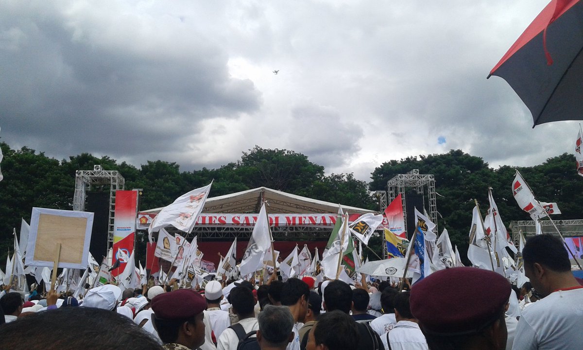 Andanasari5's tweet photo. Kalo Gue sih pilih tiga https://t.co/Bv2YEJP2hO