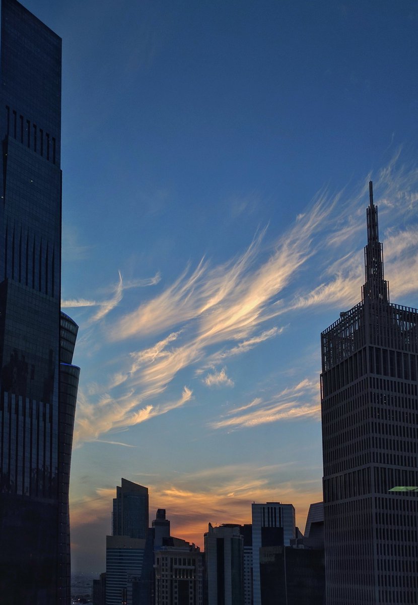 80sChiyuld's tweet photo. Clouds over #Doha #qatar like feathers in the sky this evening https://t.co/o7655wKONZ