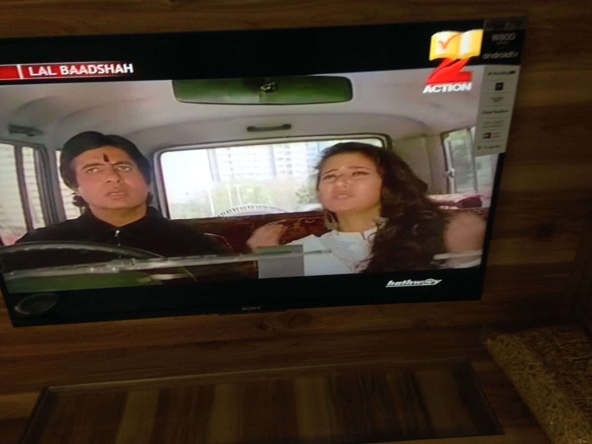 SuchhiKumar's tweet image. #sundayevening #watching one is my favorite film #LalBaadshah #Manishakoirala #AmitabhBachchan