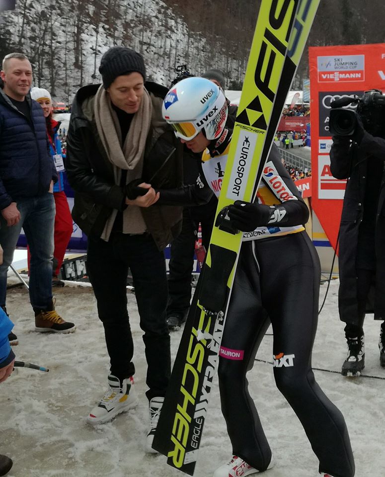 Skijumpingpl's tweet photo. Dwóch z grona najlepszych obecnie polskich sportowców na jednym zdjęciu :) #Stoch #Lewandowski #skijumpingfamily #skoki #Oberstdorf #RL9 https://t.co/ktT0hN3Noq