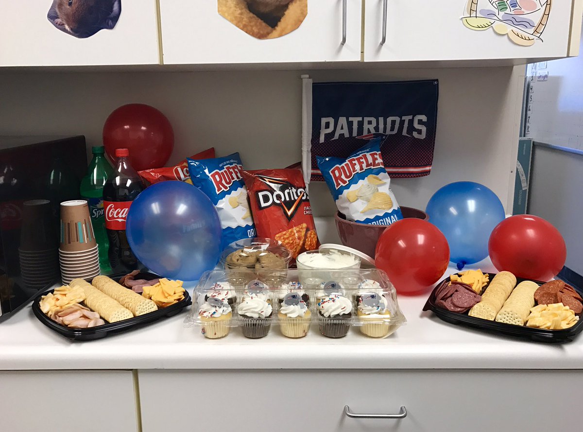 TheSoMoWorth's tweet photo. Pregaming at the SoMoWorth!! #OurNE #patriotspride #funatwork #initforthewin 🏈 https://t.co/Et9pZqlo61