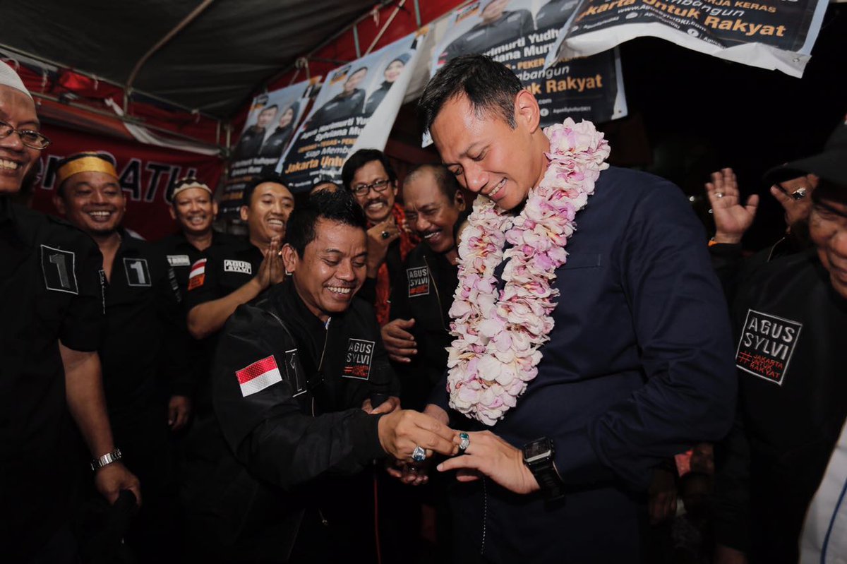 syariefkece_new's tweet photo. Agus bersama warga Jakarta
10000 Relawan AHY @AYOJakarta2017 @hattarajasa @SBYudhoyono @AgusYudhoyono @sylviana_murni https://t.co/jq1dA4enby