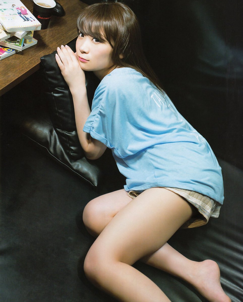 部屋着っぽい洋服でくつろぐ秋元真夏 あげてけ 部屋着っぽい洋服でくつろぐ秋元真夏 あげてけ