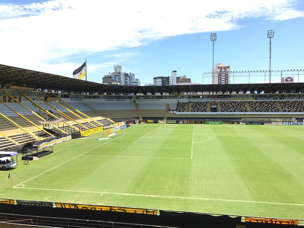 cacamartan's tweet photo. Chegamos ao Estádio Heriberto Hulse... Às 17h a bola rola para Cri x JEC, com cobertura da Equipe Medalha de Ouro - Cultura AM 1250. https://t.co/rrepJp317c