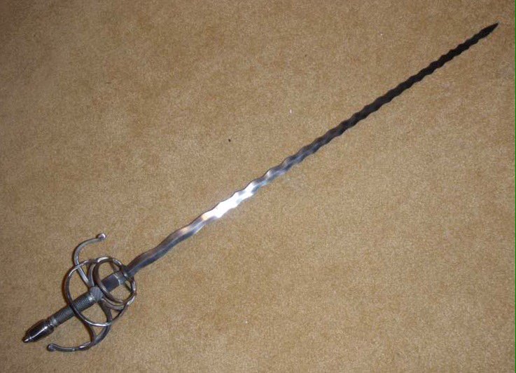 世界の武器防具百科 フランベルク ドイツで作られた波形の剣身を持つレイピア フランベルジュのドイツ語読みだが こちらの方が先に作られた フランベルジュに比べて全長70 80cmと小ぶりで片手持ち 刀剣にファッション性が求められた事で生まれたと