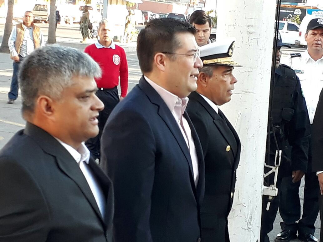 AlvaroRuelasE's tweet photo. Con mucho respeto asistimos al Izamiento de Bandera con motivo Centenario de la Constitución Política de Los Estados Unidos Mexicanos #Ahome https://t.co/q4YpNEyer7