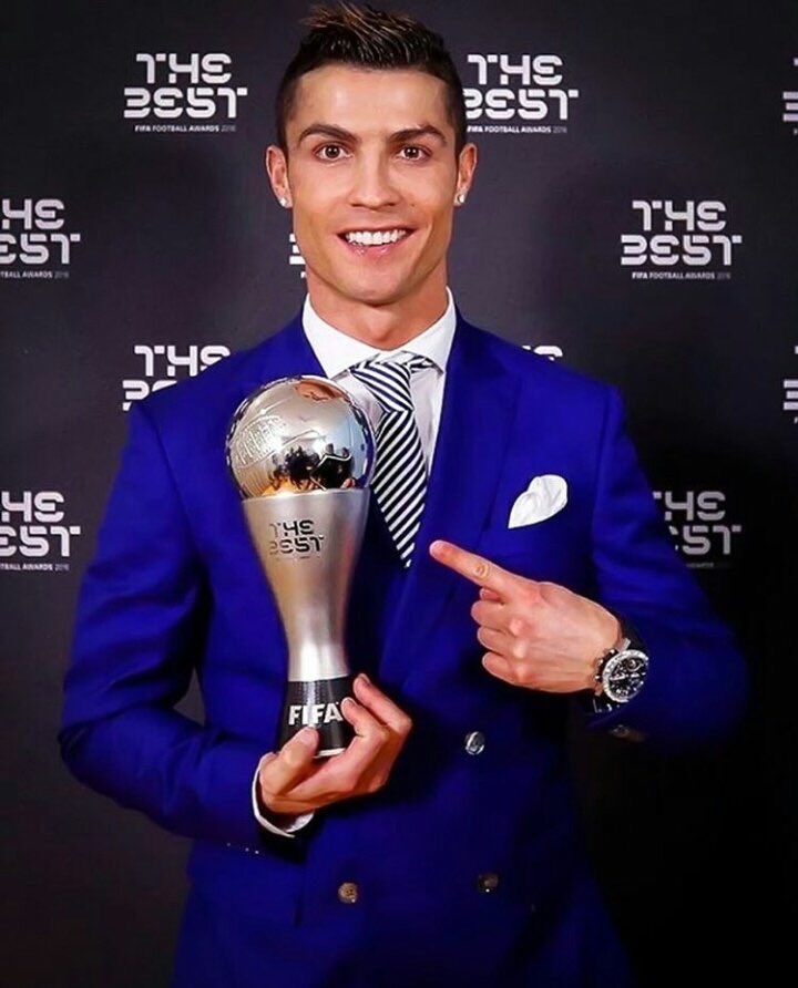 رونالدينهو ( عبر الانستغرام )تهانينا! 
كل التوفيق لك اليوم ودائما! كنت و لا تزال صانع للبهجة في العالم بلعبة كرة القدم. عناق كبير!