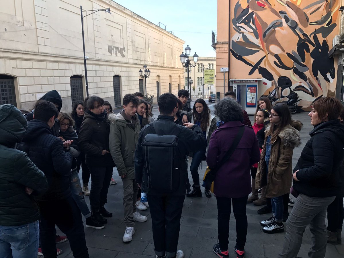 "La #StreetArt permette di alzare lo sguardo oltre le brutture delle nostre città"<a href="/altrovefestival/">Altrove</a>. #catanzaro #giovani #sud