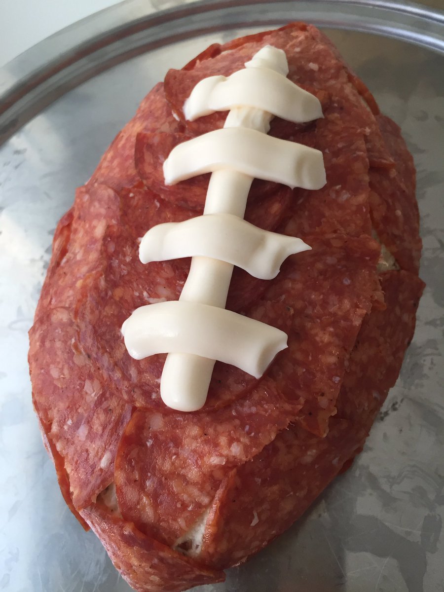 Margir að spyrja (í DM) hvort ég verði með osta- og beikonfylltan pepperoni bolta í kvöld. Svarið er já #NFLisland #SuperBowl