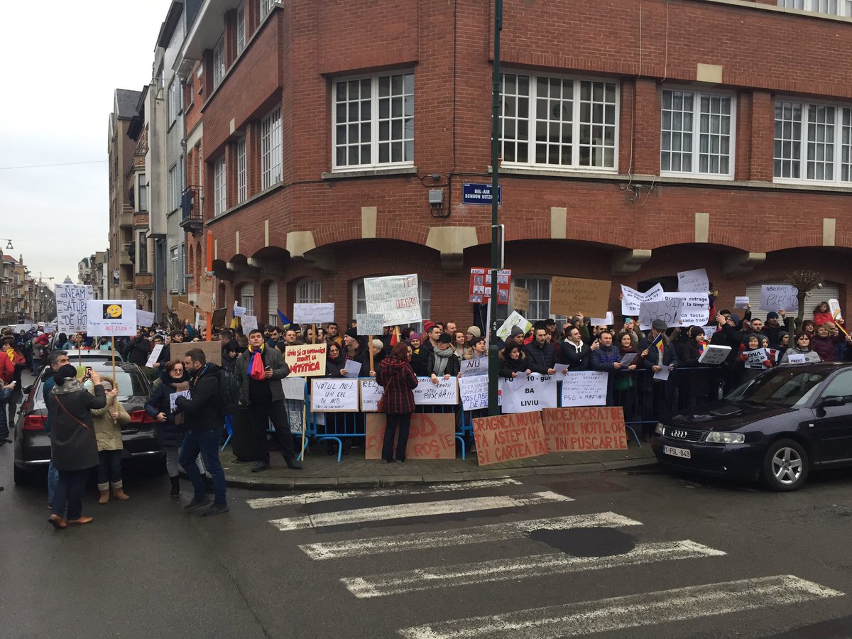 Protests against Government of #Romania growing in number following attempt to decriminalise corruption.Hundreds protesting now in #Brussels