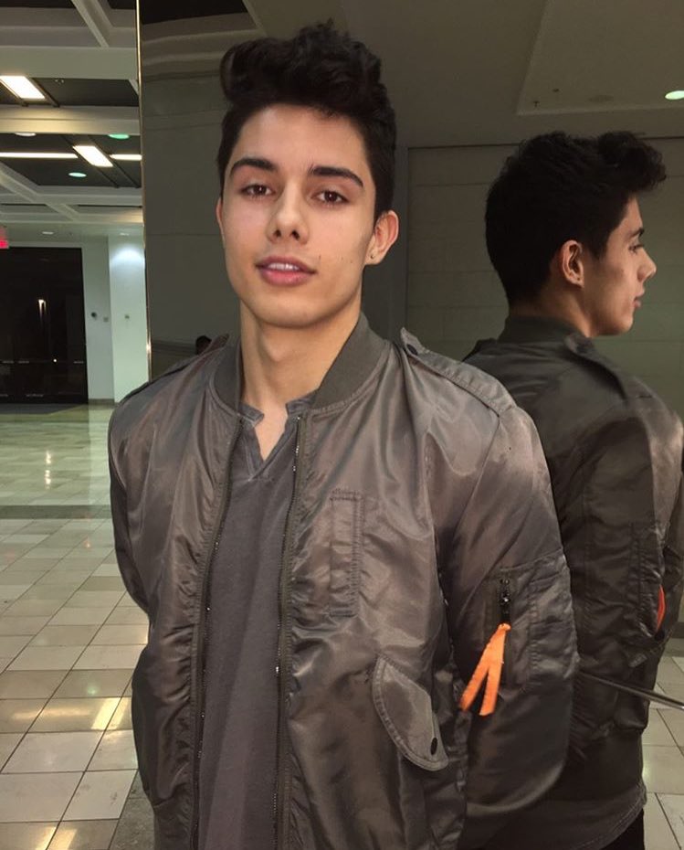 My name's Enzo.
Fl/Rp
DTF
Bisexual, leans towards girls.
RT for daddy?