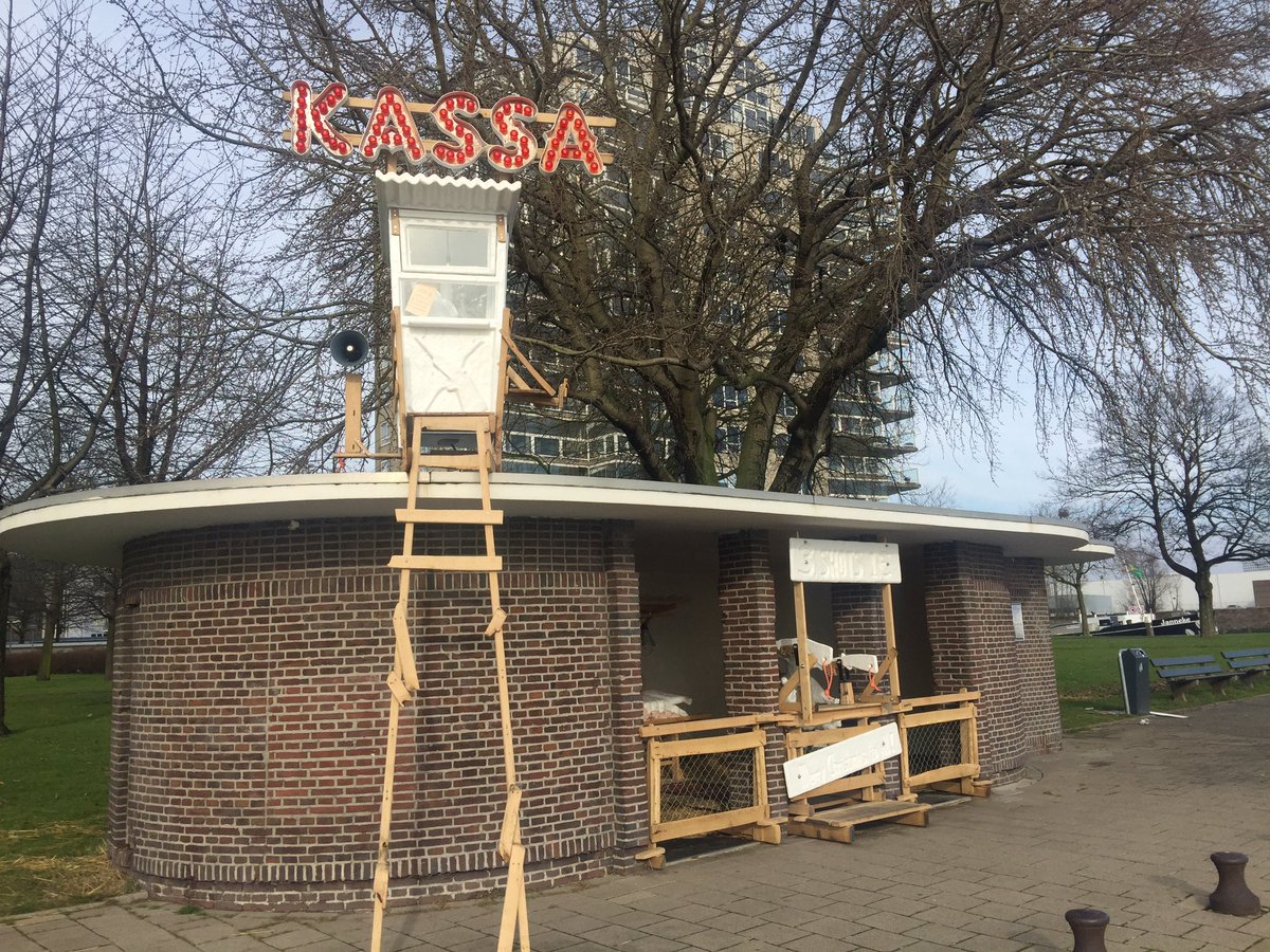 MHoudenhoven's tweet photo. Sunday walk 
#PopUp #art in @Schiedam_nl in old "cryhouse" for wifes sailors
by @SanderBokkinga 
"Merry christmas to all"
@stgmooiwerk https://t.co/S3XufYWmFu
