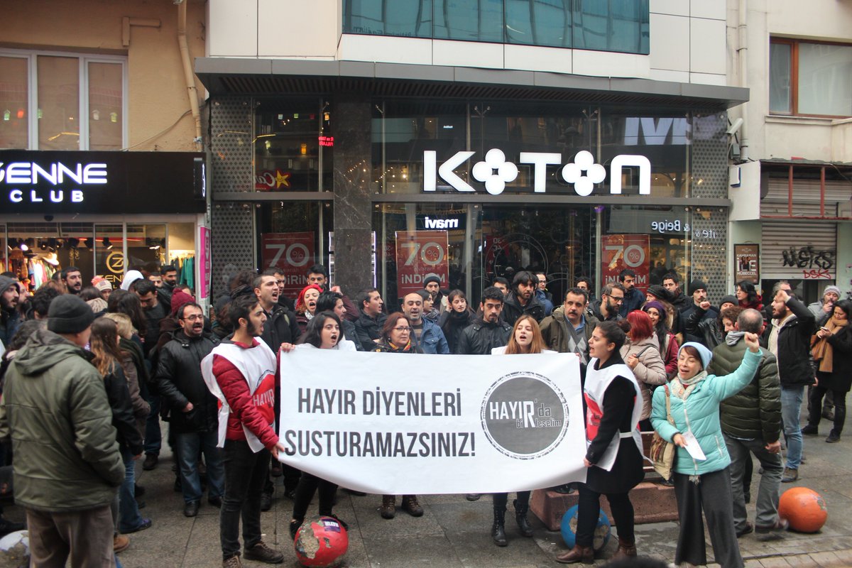 HAYIRdaBirles's tweet photo. Hayırsa HAYIR!
Kim ki bizi silah zoruyla, tehditle, şiddetle bastırmaya çalışır; Karşısında HAYIR'da Birleşenleri bulacak! https://t.co/VyKmNmBMwE