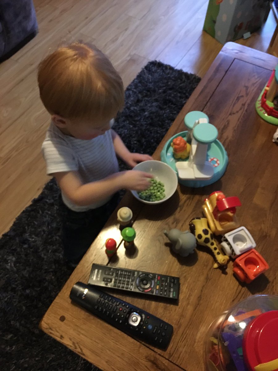 LoftieMummy's tweet photo. Convinced him peas are a healthy snack! #healthkick https://t.co/nvMKC2Tmwn