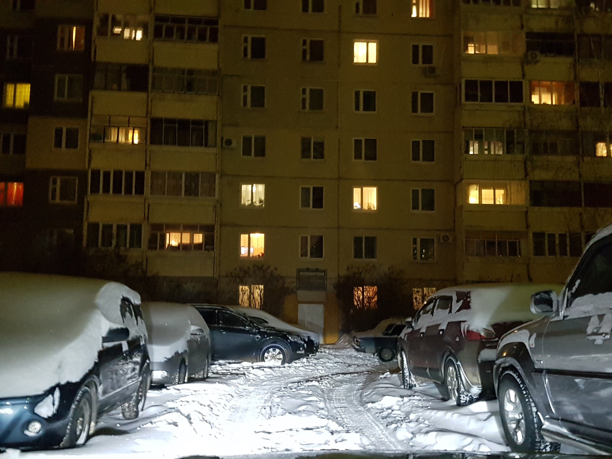 Ночные дворы с машинами