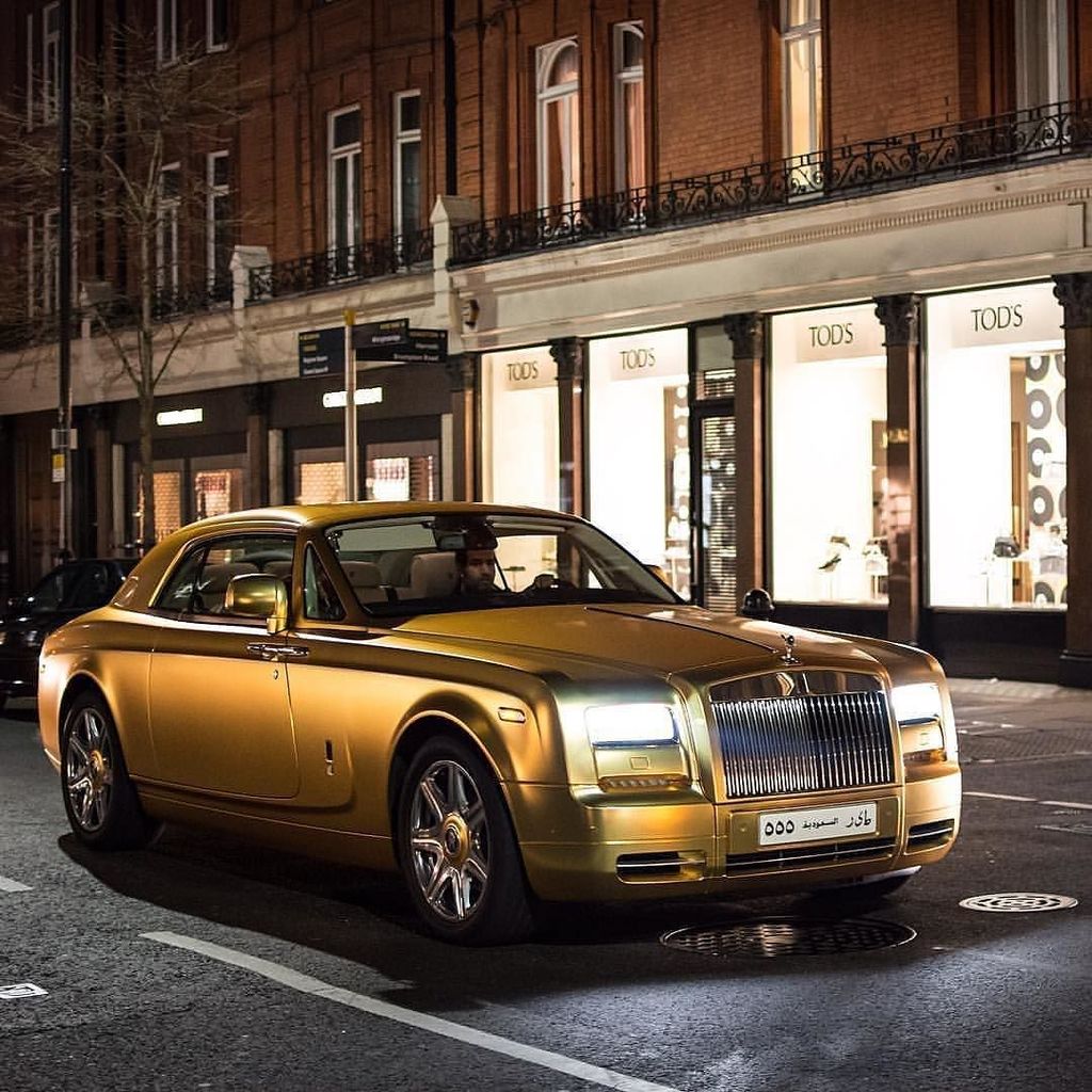 dutchcarspotte1's tweet photo. 💰Its a golden Rolls Royce 💰
#rollsroycewraith #wraith #goldwrap #rollsroyce #carpicsonline… https://t.co/Hczn4e2El3 https://t.co/nKR8w1YekB