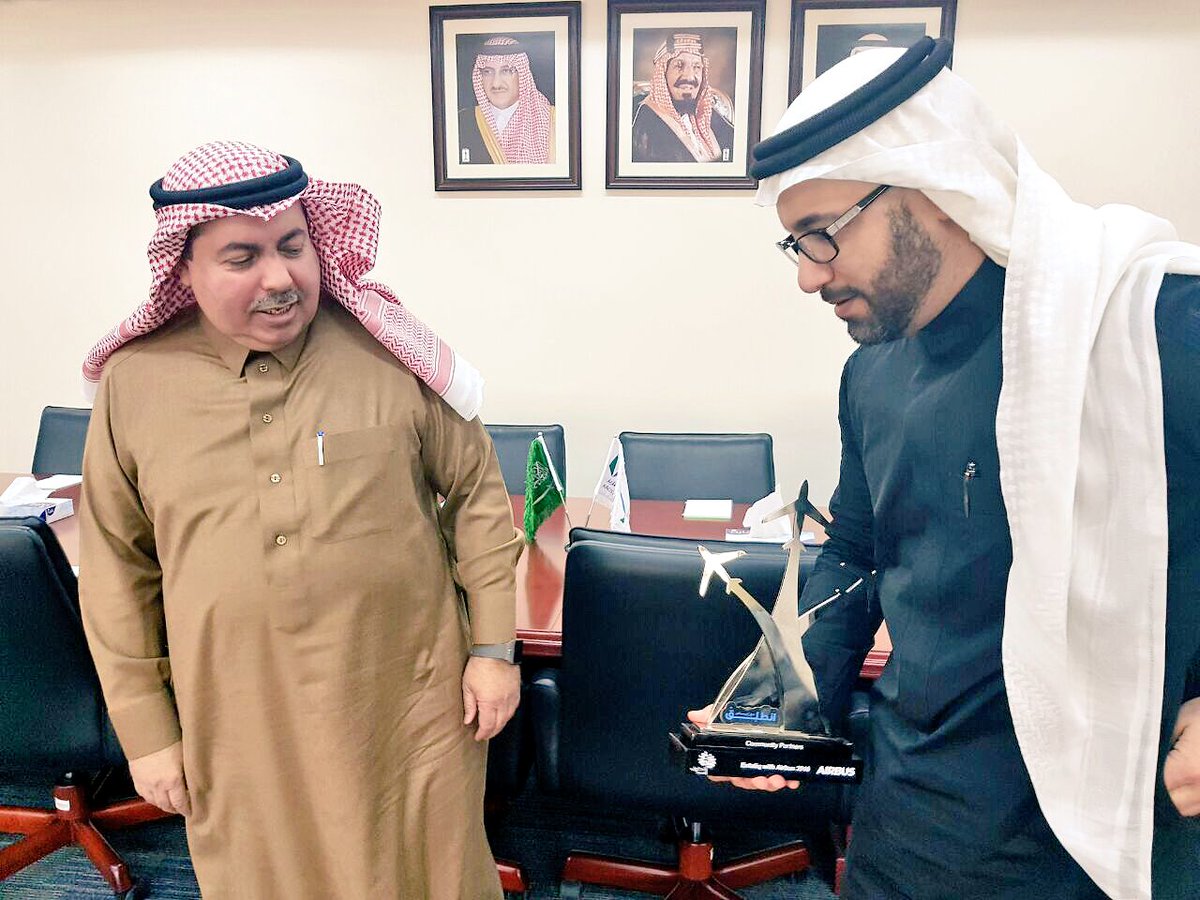 qotufksa's tweet photo. سمو الامير تركي بن سعود بن محمد ال سعود يسلم جائزة التكريم لقطوف، @MohannadNabulsi لدعم برنامج #EntaliqwithAirbus #انطلق_مع_ايرباص #الرياض https://t.co/LDS8EF6EnA
