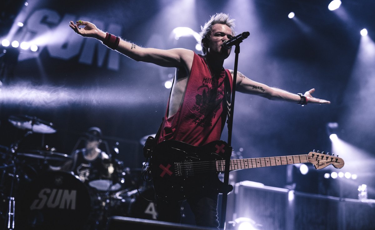 Noch mal Teenie sein mit <a href="/Sum41/">Sum 41</a> .. ach, war das schön gestern: bit.ly/2katQ3R  #sum41 #fotos #live #punk #dontcallitasumbacktour