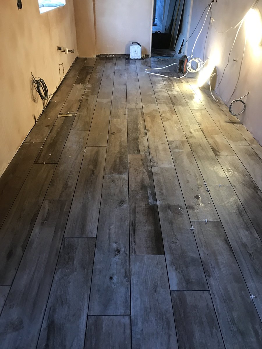 MansellSteve's tweet photo. @BenGarner93 @SophieMansell Another job bossed, 16 bags of adhesive later, ridiculous for 18 sq mtrs!!!!#floor#allshapes😂😓👍 https://t.co/C5xo3eqZEl