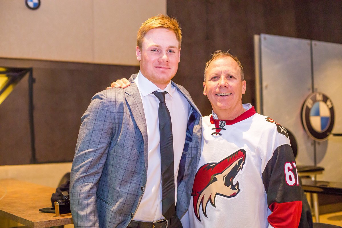 ArizonaCoyotes's tweet photo. We're pretty lucky. #DadsWeekend https://t.co/MQmWTOOSia