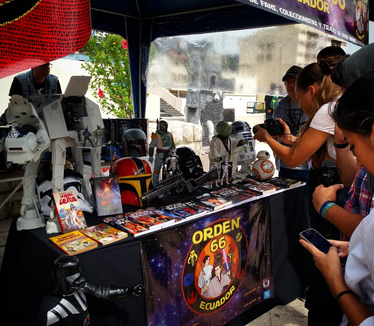 Orden66_Ec's tweet photo. Publico asistente en el #Otacom fotografiando parte de nuestra coleccion. Solo hasta hoy https://t.co/yIp27xfdVc