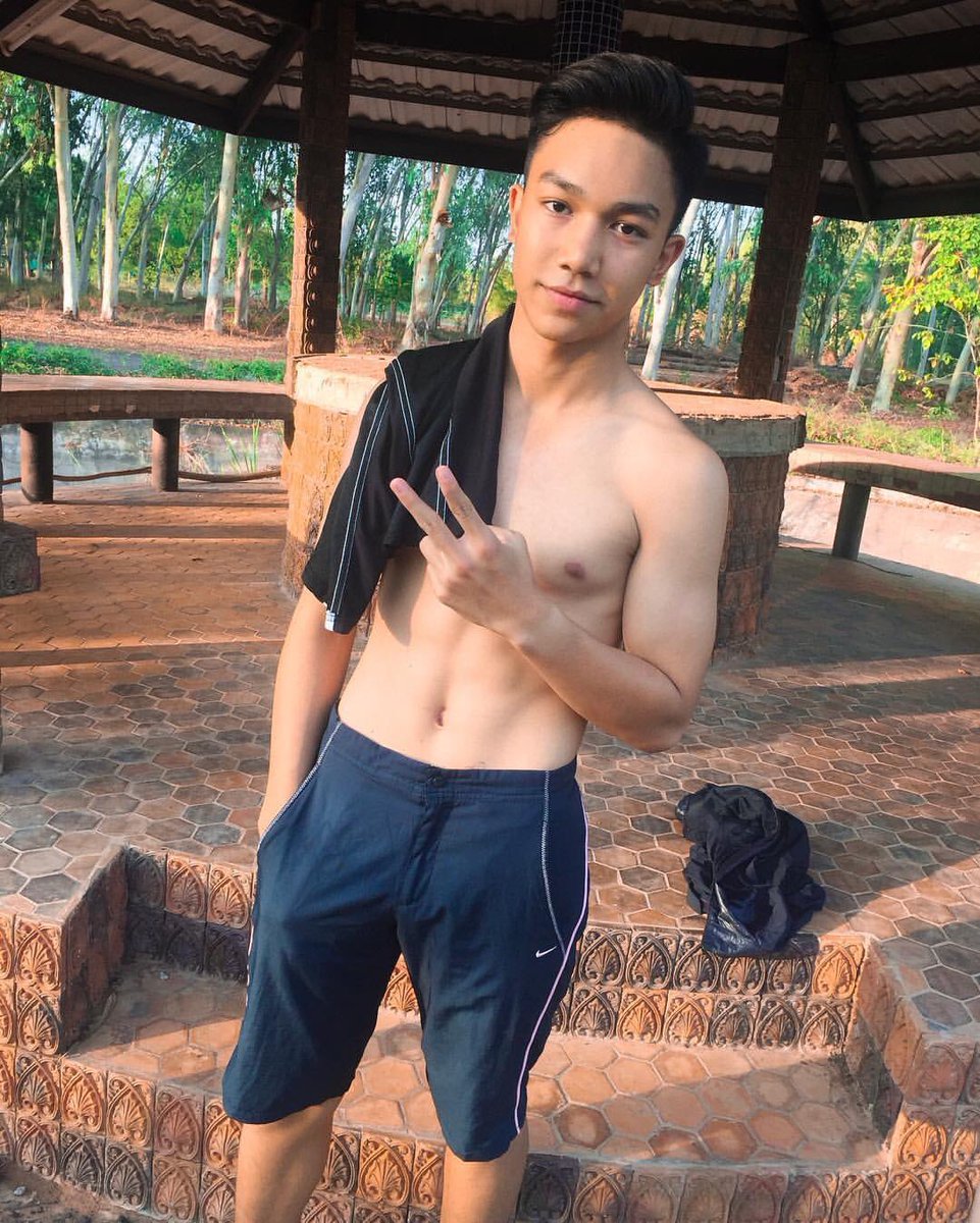 Bizzare Love on X: Brondong ganteng coli sampe crooottt t.coJJq4jW...