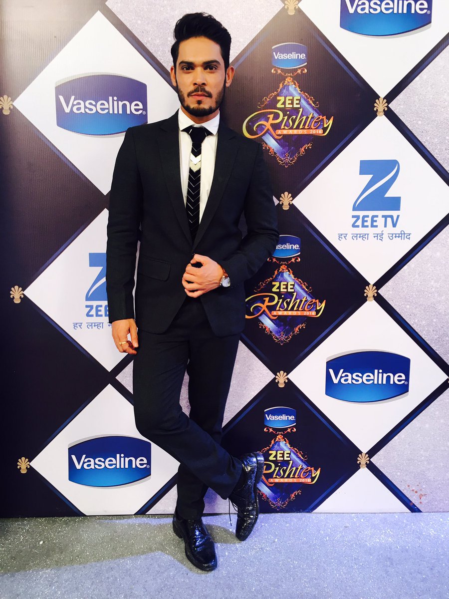 kunwar_amar16's tweet photo. Hosting #ZRA2016 with this cutie @AshaNegi7 @ZeeTV https://t.co/onWEsTx90v