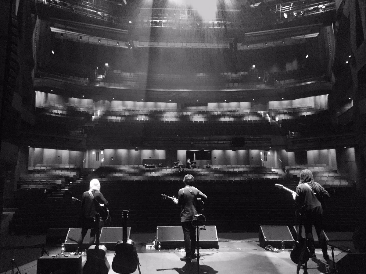 Dublin: we are at the Bord Gais Theater tonight, there's a handful of tickets left, the show starts at 8pm.