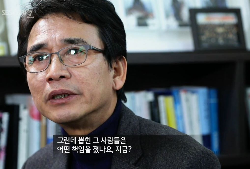 유시민의 분노가 그대로 전해진다.

국가를 개인 재산 증식의 도구로 사용하는것도 모자라
국가가 제 기능을 못하게 조직적으로 망가뜨려버린
박근혜와 최순실 일당

그리고 그 앞에 엎드린
새누리당
조중동
검찰
공무원들

범죄집단들이다. 

반드시 처벌하자