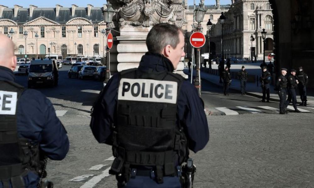 BFMTV's tweet photo. L'assaillant du Carrousel du Louvre se mure dans le silence https://t.co/e85uYGklEg https://t.co/CPONzL3LRM
